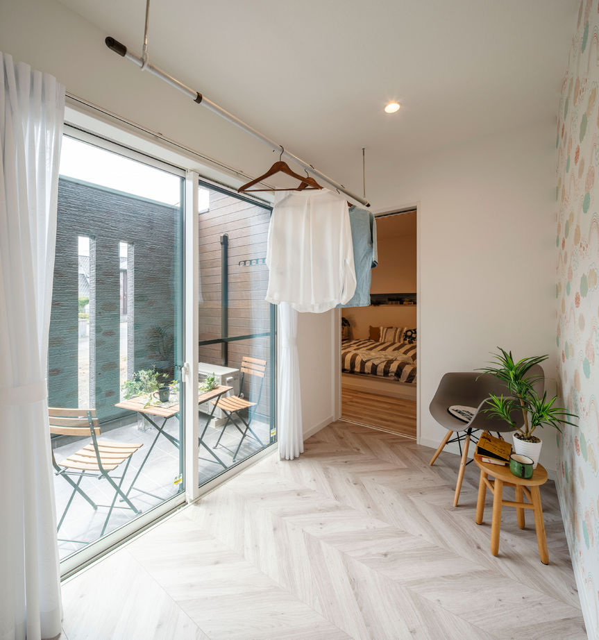 アイワホーム 【本体価格2,400万円/36.6坪/平屋】黒を基調に木目とモスグリーンの外壁をアクセントにした、ZEH仕様の平屋の住まいの建築実例画像9