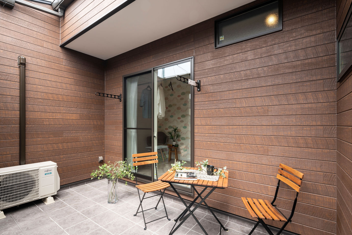 アイワホーム 【本体価格2,400万円/36.6坪/平屋】黒を基調に木目とモスグリーンの外壁をアクセントにした、ZEH仕様の平屋の住まいの建築実例画像10