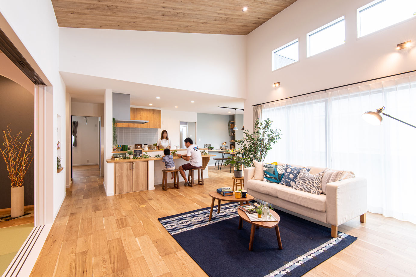 アイワホーム 【本体価格2580万円/40.3坪/平屋】青空に映えるスタイリッシュな外観とナチュラルな内装の家の建築実例画像2