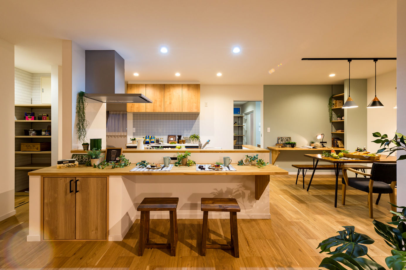 アイワホーム 【本体価格2580万円/40.3坪/平屋】青空に映えるスタイリッシュな外観とナチュラルな内装の家の建築実例画像3