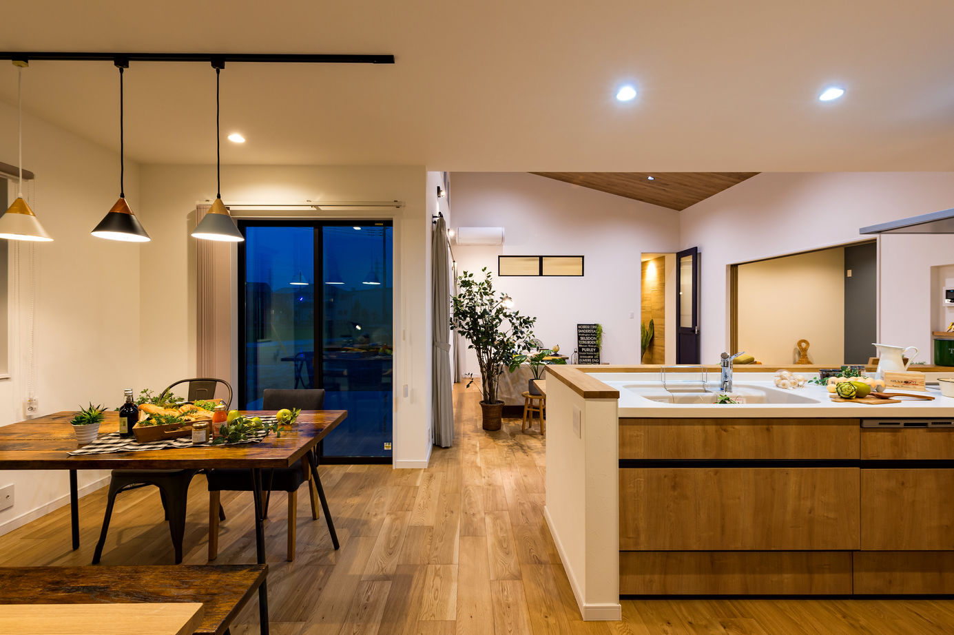 アイワホーム 【本体価格2580万円/40.3坪/平屋】青空に映えるスタイリッシュな外観とナチュラルな内装の家の建築実例画像4