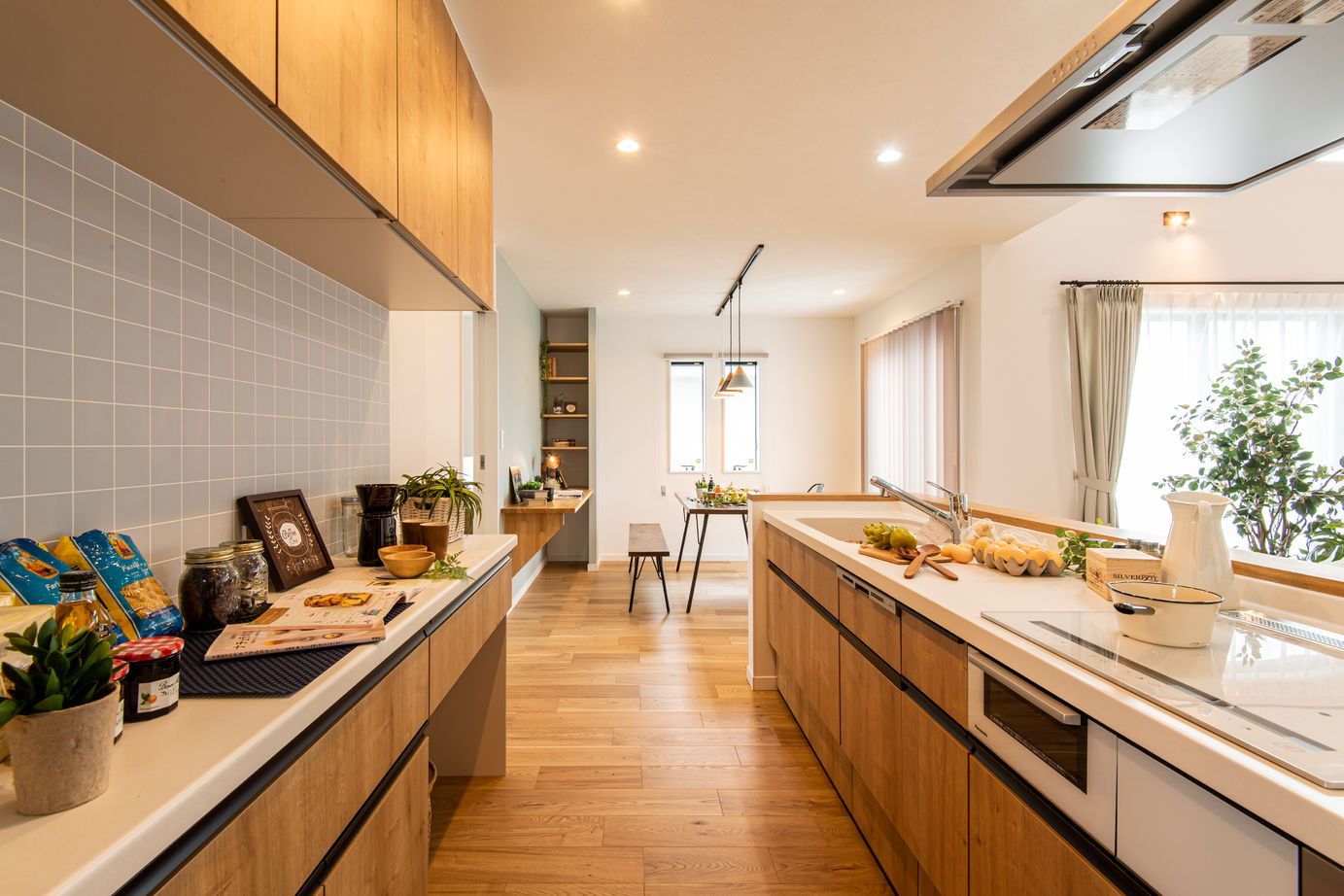 アイワホーム 【本体価格2580万円/40.3坪/平屋】青空に映えるスタイリッシュな外観とナチュラルな内装の家の建築実例画像6