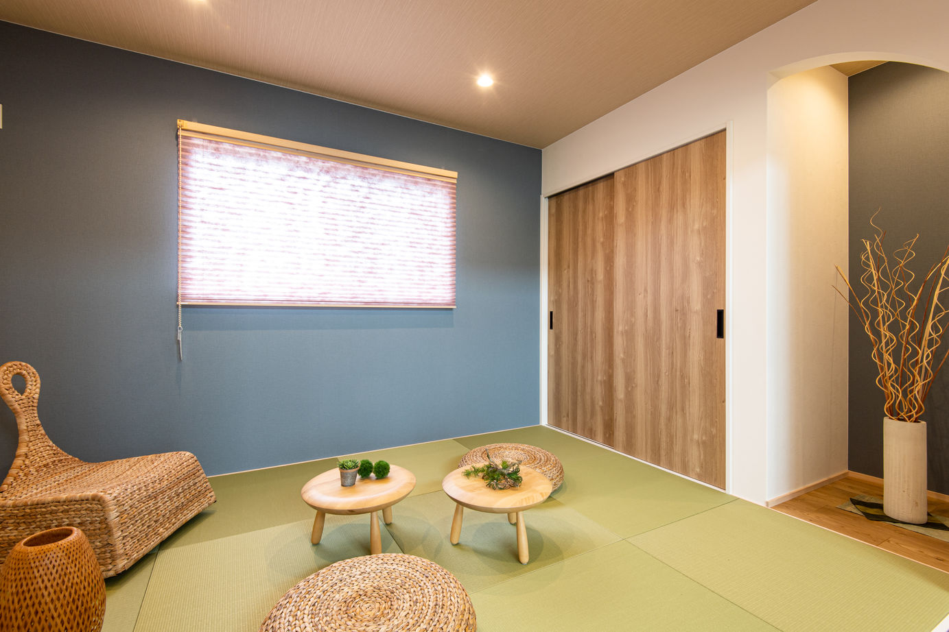 アイワホーム 【本体価格2580万円/40.3坪/平屋】青空に映えるスタイリッシュな外観とナチュラルな内装の家の建築実例画像7