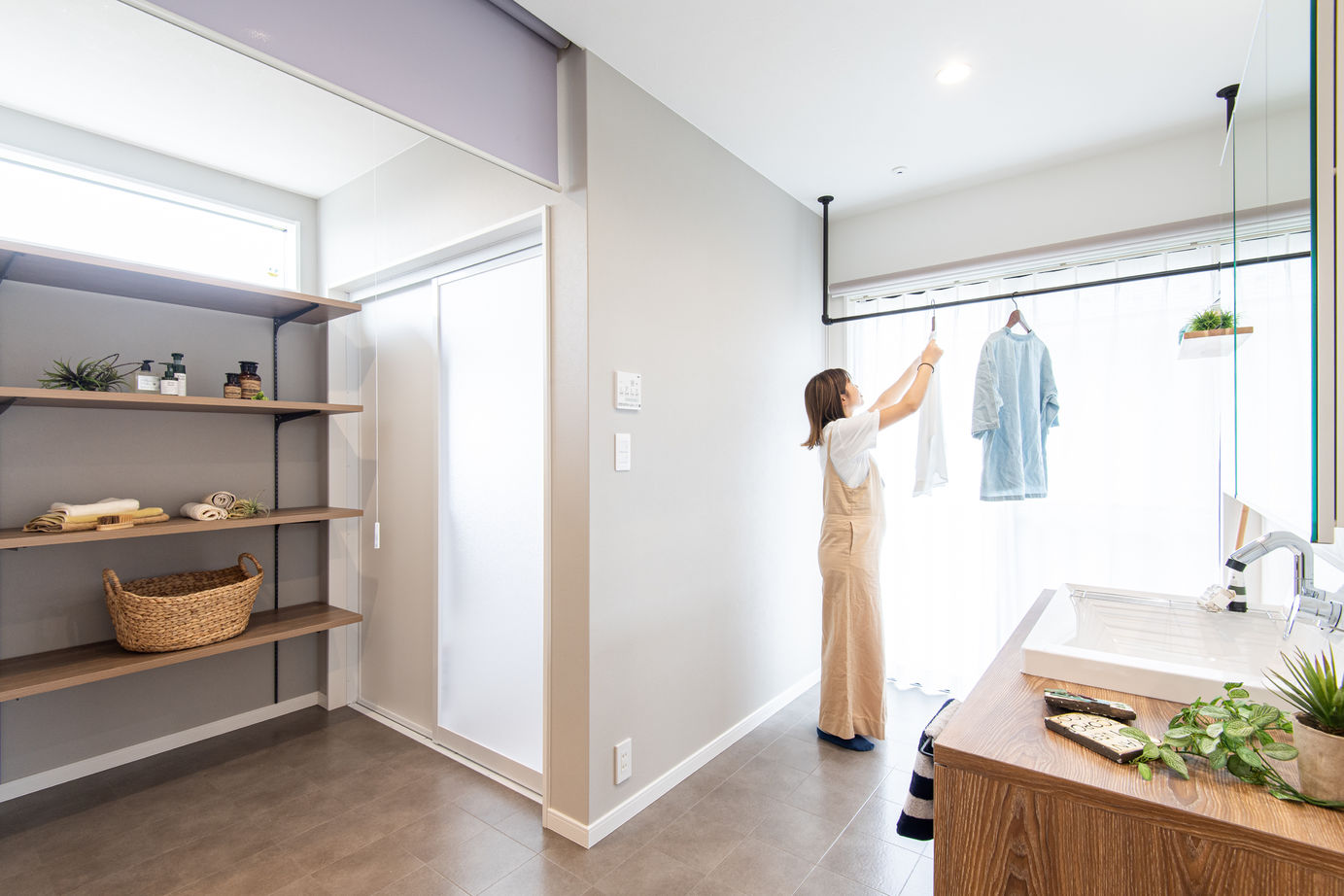 アイワホーム 【本体価格2580万円/40.3坪/平屋】青空に映えるスタイリッシュな外観とナチュラルな内装の家の建築実例画像8