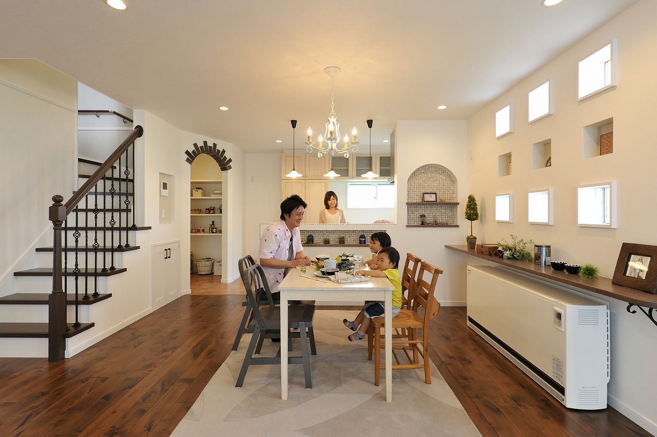 アイワホーム 【本体価格2220万円/45.9坪】アール状のニッチ、ステンドグラス、お気に入りの色のタイルに囲まれた住まいの建築実例画像2