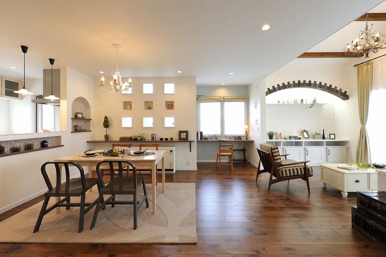 アイワホーム 【本体価格2220万円/45.9坪】アール状のニッチ、ステンドグラス、お気に入りの色のタイルに囲まれた住まいの建築実例画像3