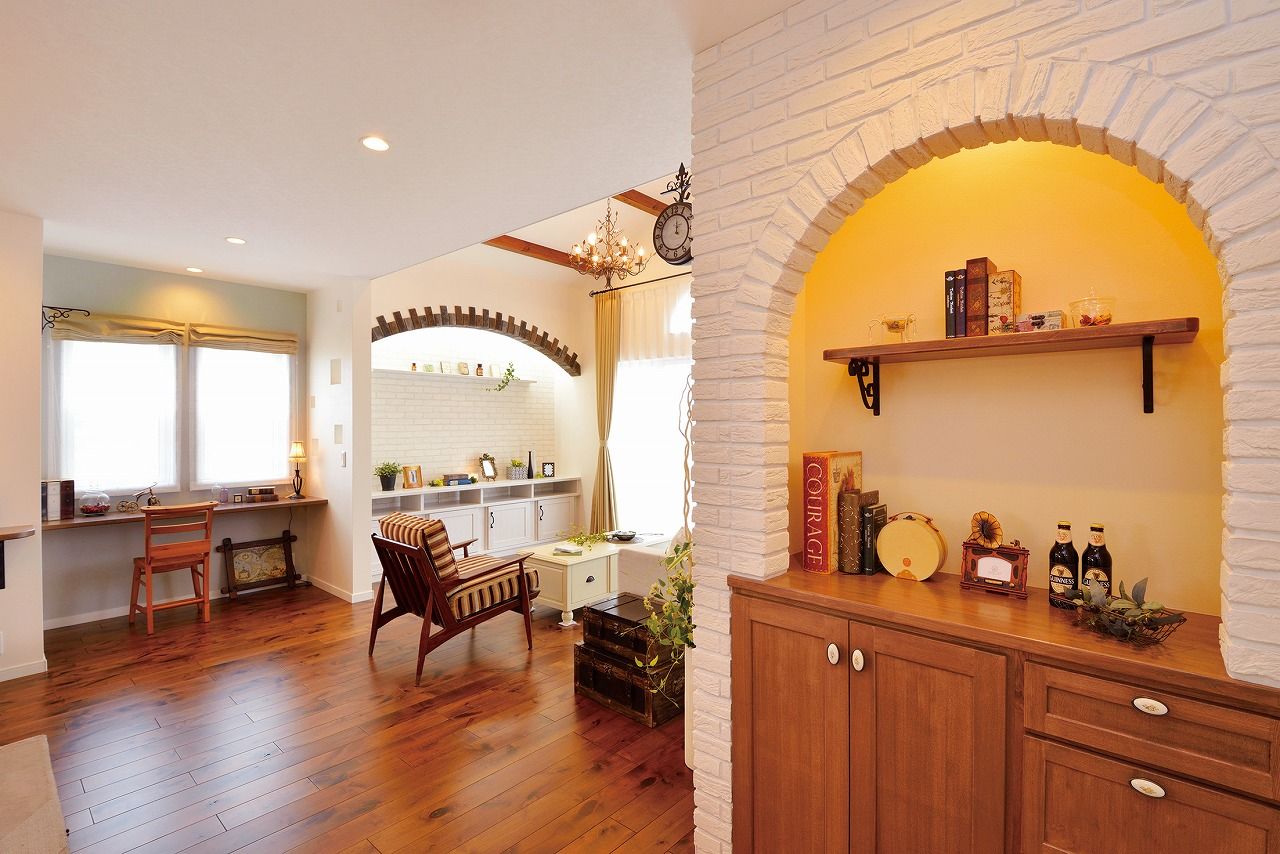 アイワホーム 【本体価格2220万円/45.9坪】アール状のニッチ、ステンドグラス、お気に入りの色のタイルに囲まれた住まいの建築実例画像4