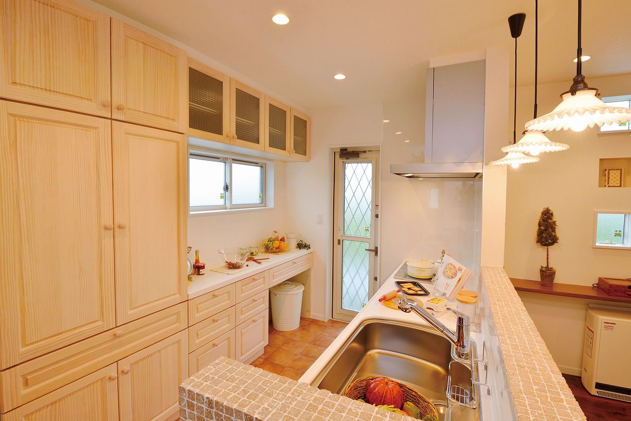 アイワホーム 【本体価格2220万円/45.9坪】アール状のニッチ、ステンドグラス、お気に入りの色のタイルに囲まれた住まいの建築実例画像5