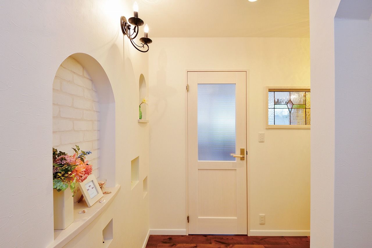 アイワホーム 【本体価格2220万円/45.9坪】アール状のニッチ、ステンドグラス、お気に入りの色のタイルに囲まれた住まいの建築実例画像6