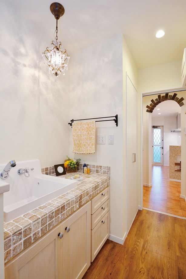 アイワホーム 【本体価格2220万円/45.9坪】アール状のニッチ、ステンドグラス、お気に入りの色のタイルに囲まれた住まいの建築実例画像7