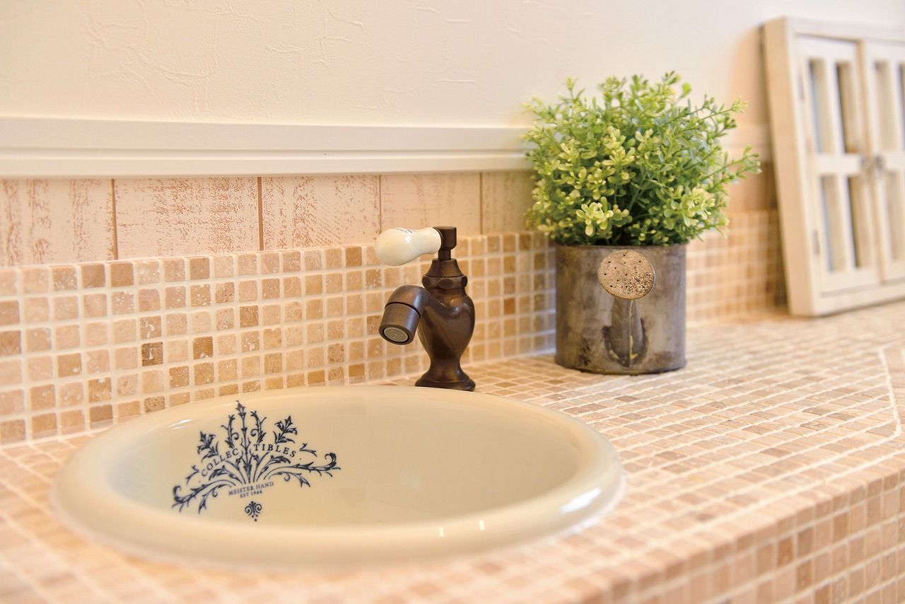 アイワホーム 【本体価格2220万円/45.9坪】アール状のニッチ、ステンドグラス、お気に入りの色のタイルに囲まれた住まいの建築実例画像8