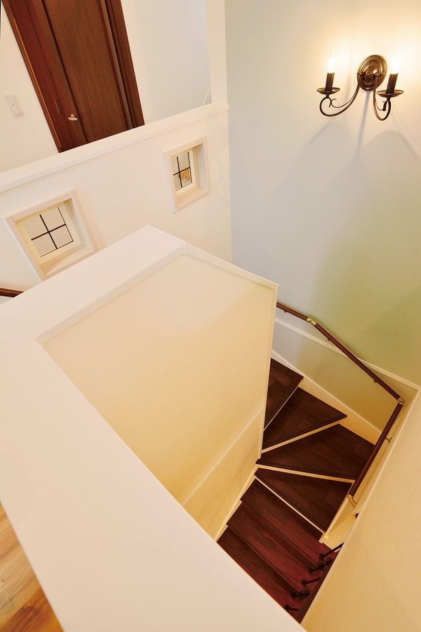 アイワホーム 【本体価格2220万円/45.9坪】アール状のニッチ、ステンドグラス、お気に入りの色のタイルに囲まれた住まいの建築実例画像10