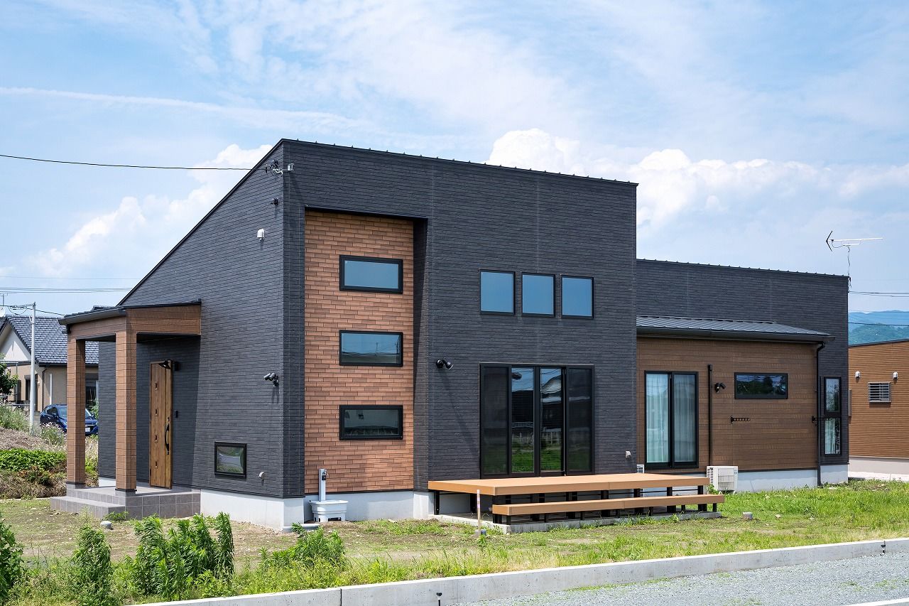 アイワホーム 【本体価格2680万円/37.2坪】高い天井のリビングと低い天井の和室がある、空間を上手に使った平屋の建築実例画像1