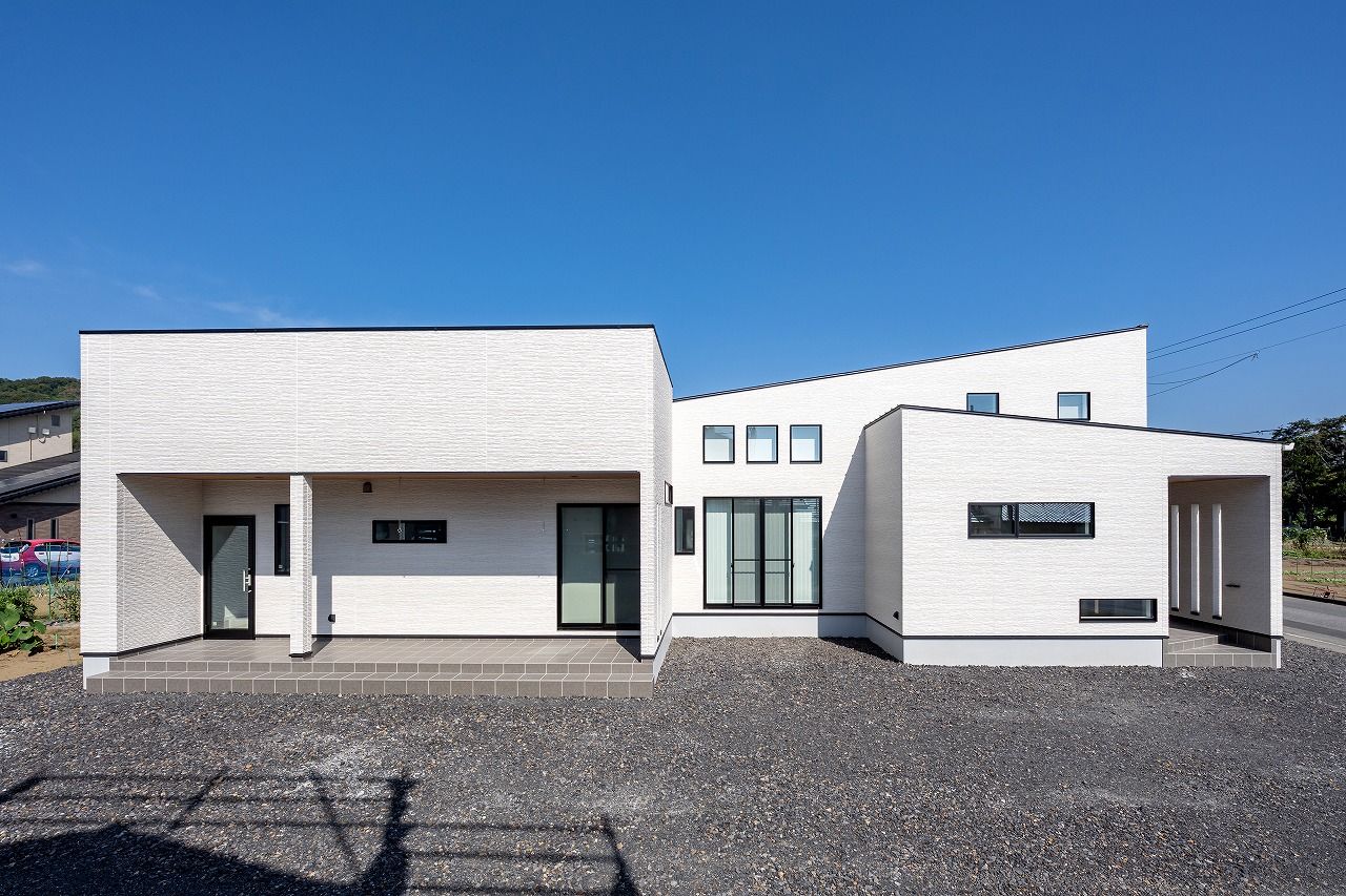 アイワホーム 【本体価格2500万円/38.3坪】白を基調とした洗練されたデザインのスキップフロアにキッズルームがある平屋の建築実例画像1