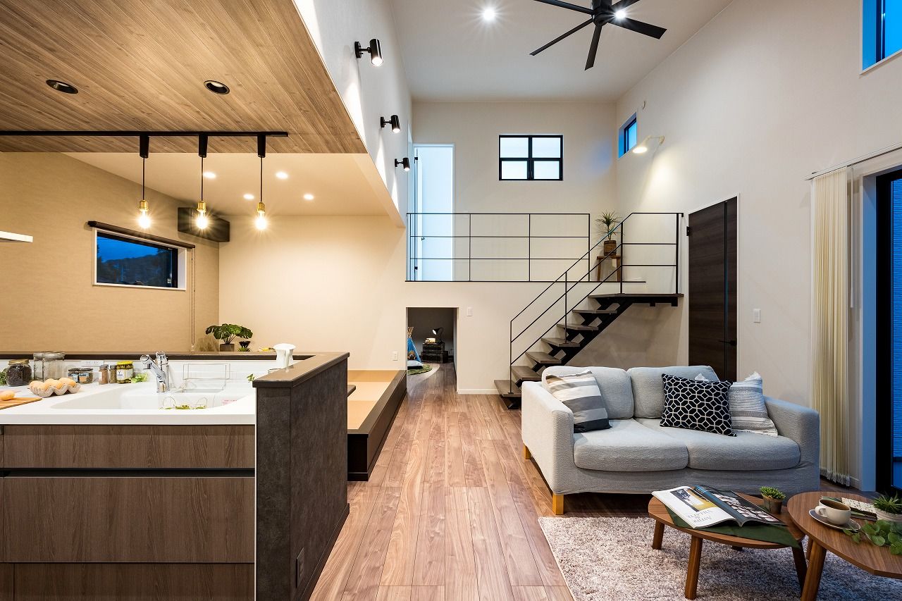 アイワホーム 【本体価格2500万円/38.3坪】白を基調とした洗練されたデザインのスキップフロアにキッズルームがある平屋の建築実例画像2