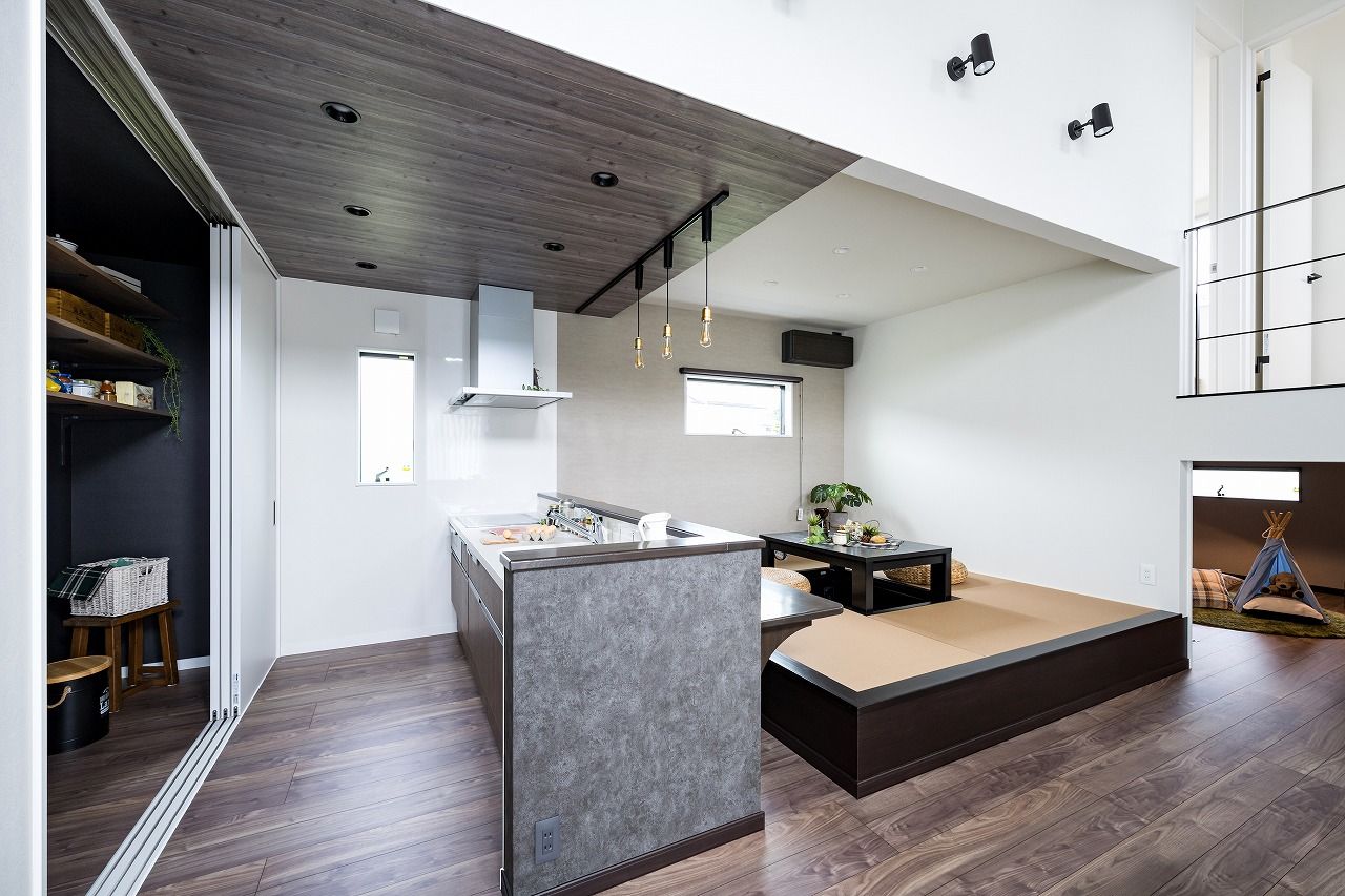 アイワホーム 【本体価格2500万円/38.3坪】白を基調とした洗練されたデザインのスキップフロアにキッズルームがある平屋の建築実例画像4