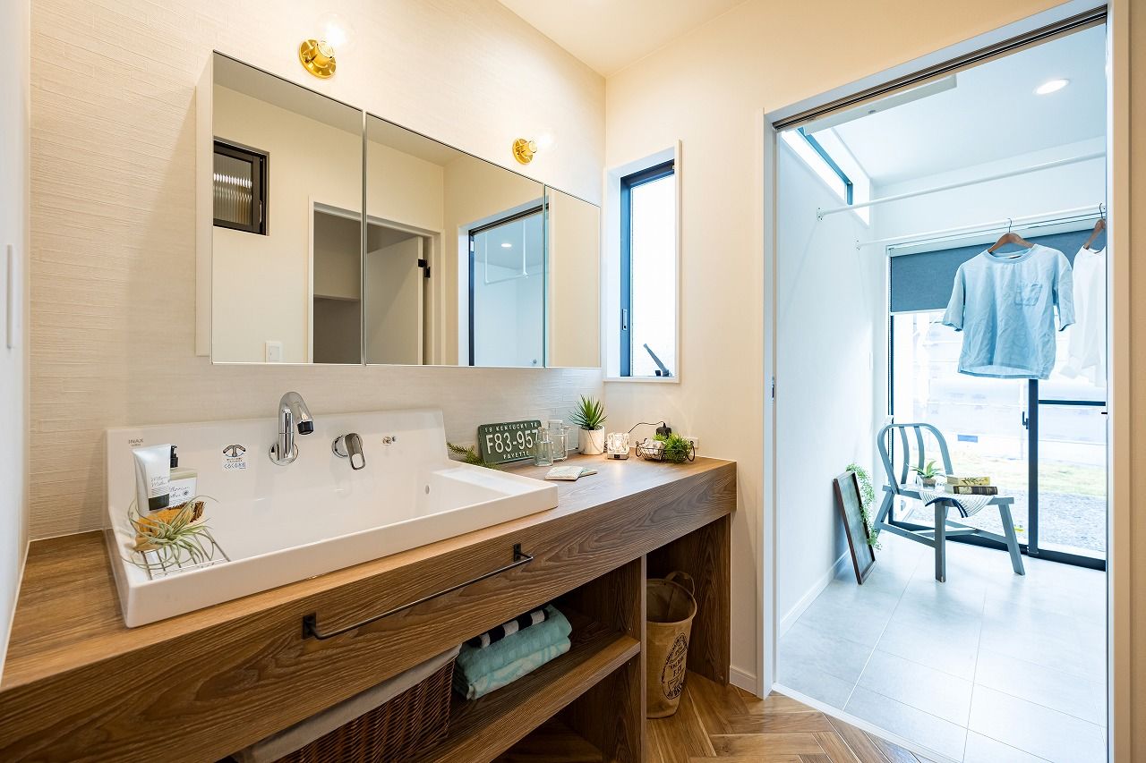 アイワホーム 【本体価格2500万円/38.3坪】白を基調とした洗練されたデザインのスキップフロアにキッズルームがある平屋の建築実例画像6