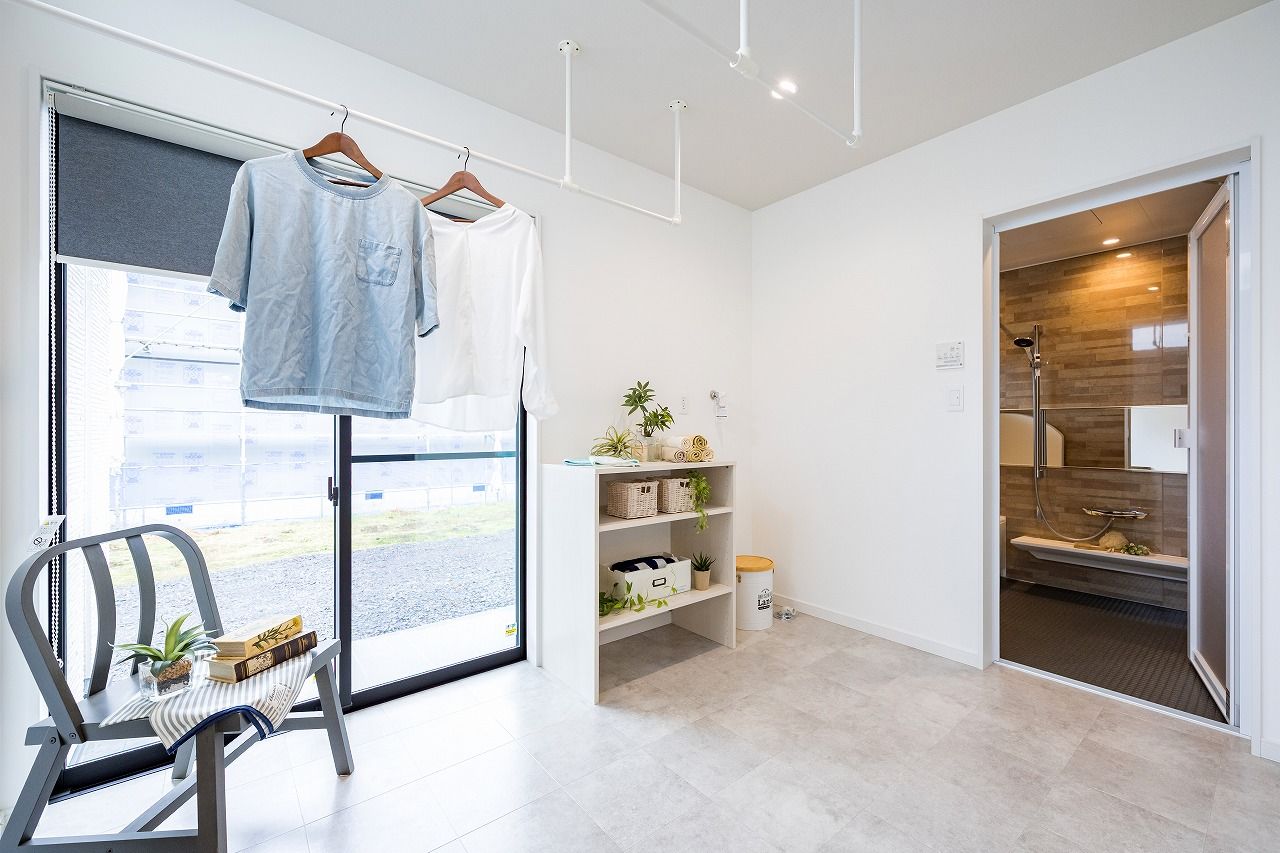 アイワホーム 【本体価格2500万円/38.3坪】白を基調とした洗練されたデザインのスキップフロアにキッズルームがある平屋の建築実例画像8