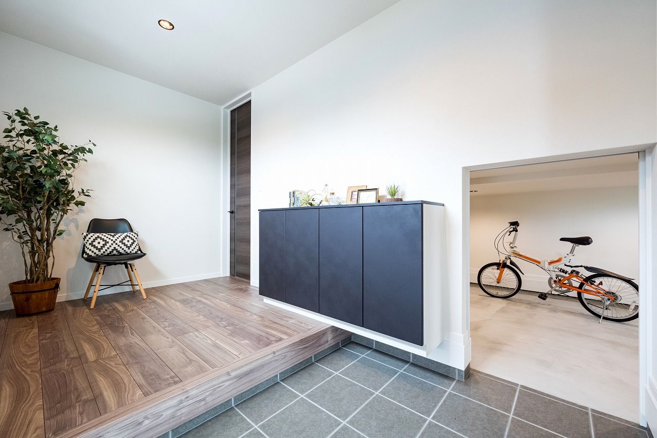 アイワホーム 【本体価格2500万円/38.3坪】白を基調とした洗練されたデザインのスキップフロアにキッズルームがある平屋の建築実例画像10