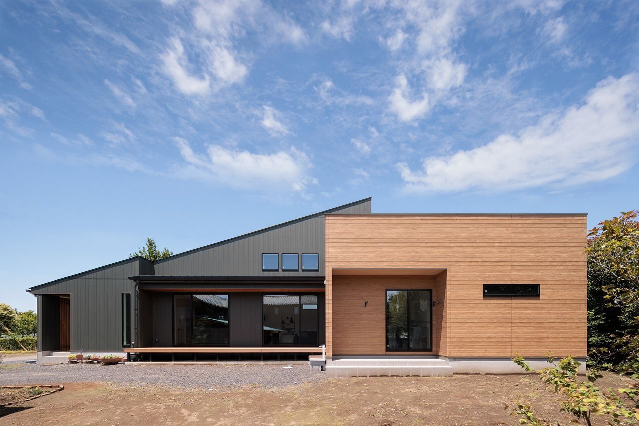 アイワホーム 【本体価格2500万円/34.8坪/平屋】直線的なフォルムが印象的。開放的な空間に映える無垢材の心地よさの建築実例画像1