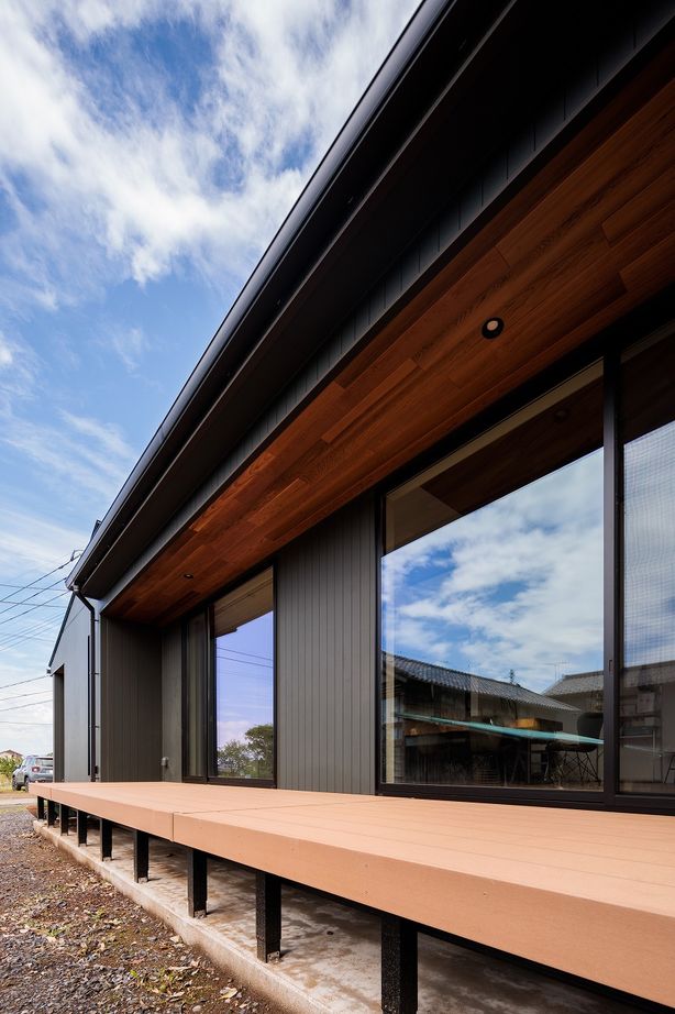 アイワホーム 【本体価格2500万円/34.8坪/平屋】直線的なフォルムが印象的。開放的な空間に映える無垢材の心地よさの建築実例画像2