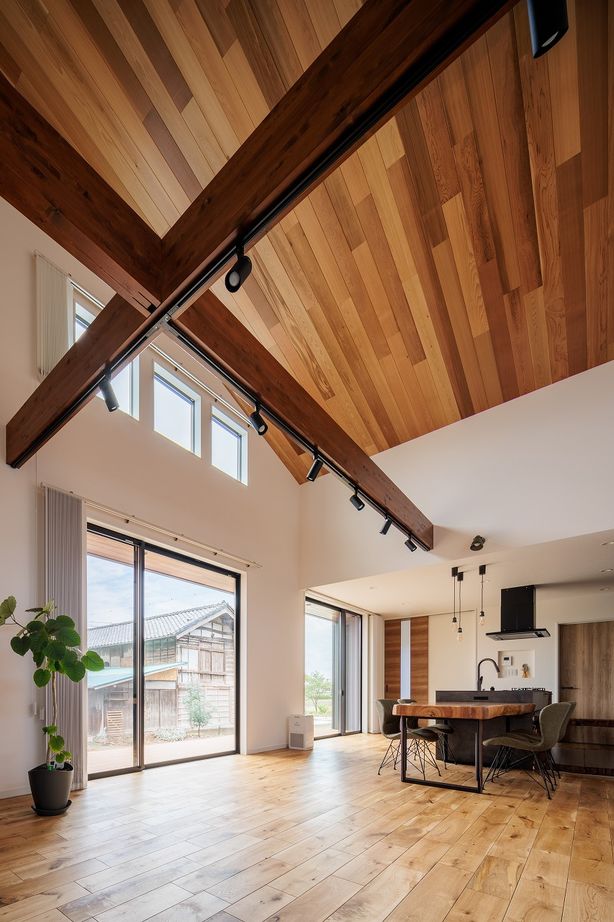 アイワホーム 【本体価格2500万円/34.8坪/平屋】直線的なフォルムが印象的。開放的な空間に映える無垢材の心地よさの建築実例画像3