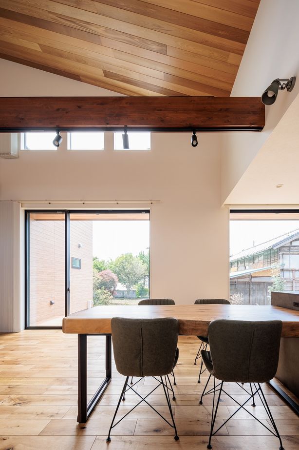 アイワホーム 【本体価格2500万円/34.8坪/平屋】直線的なフォルムが印象的。開放的な空間に映える無垢材の心地よさの建築実例画像4