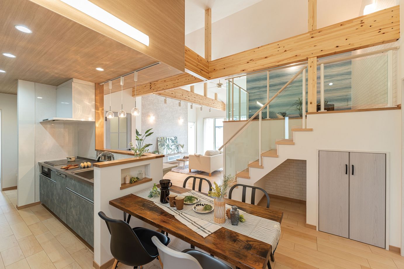 アイワホーム 【本体価格2500～2999万円/42.7坪】開放感溢れる天井とのびやかな空間でメリハリのある暮らしを楽しむ平屋の建築実例画像2