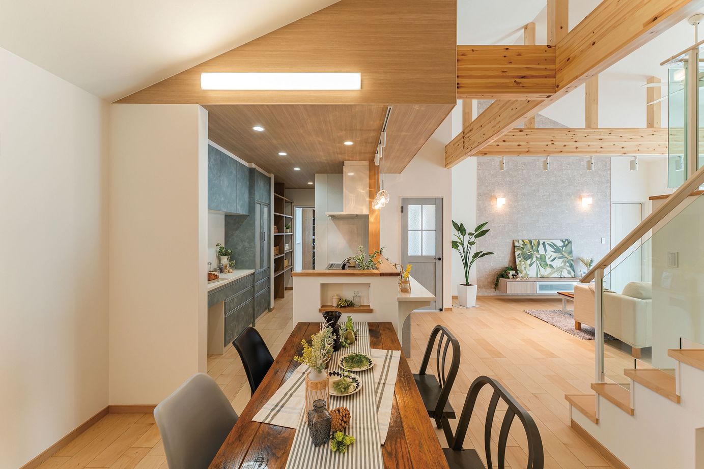 アイワホーム 【本体価格2500～2999万円/42.7坪】開放感溢れる天井とのびやかな空間でメリハリのある暮らしを楽しむ平屋の建築実例画像4