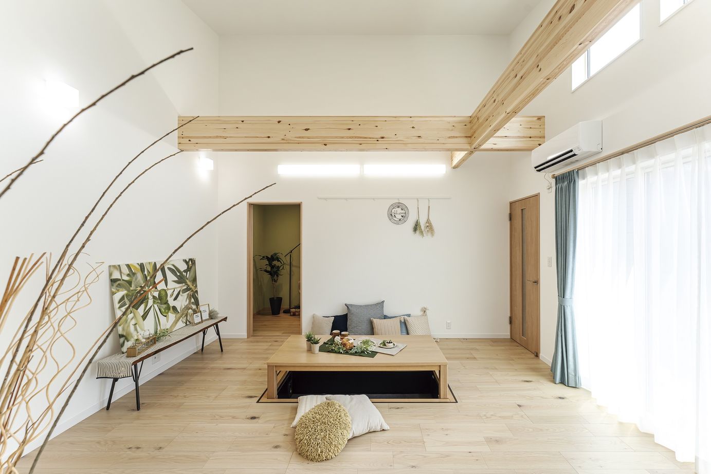 アイワホーム 【本体価格2000～2500万円/26.8坪】のびやかな勾配天井と回遊動線が◎好きな色が映えるナチュラルな平屋の建築実例画像2