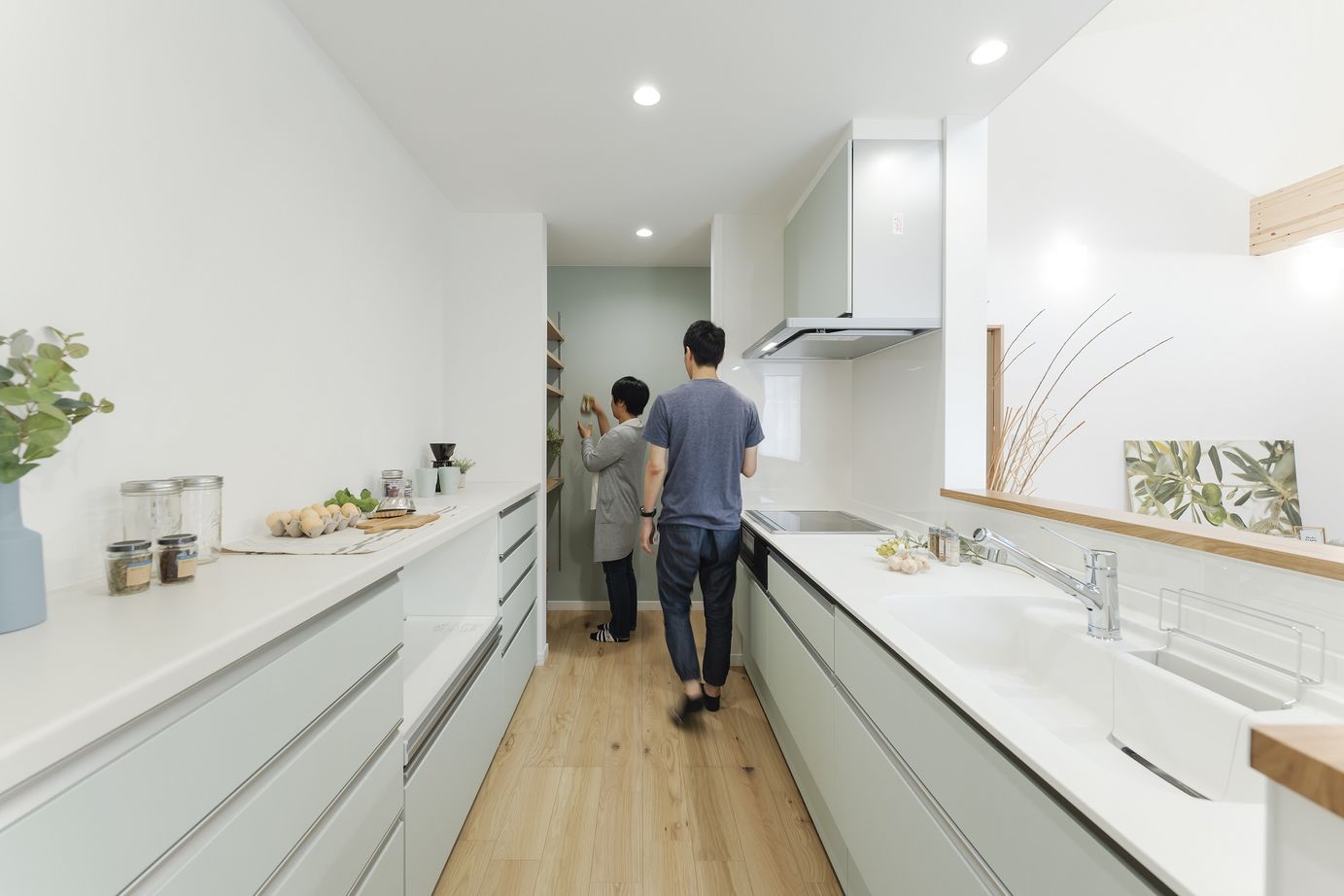 アイワホーム 【本体価格2000～2500万円/26.8坪】のびやかな勾配天井と回遊動線が◎好きな色が映えるナチュラルな平屋の建築実例画像3