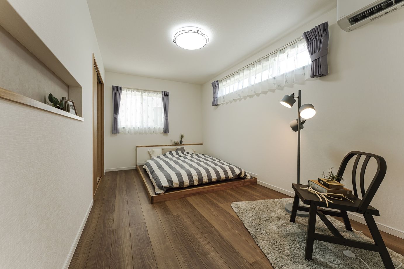 アイワホーム 【本体価格2000～2500万円/26.8坪】のびやかな勾配天井と回遊動線が◎好きな色が映えるナチュラルな平屋の建築実例画像4