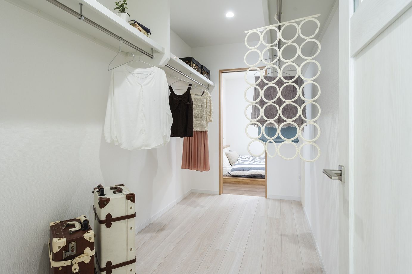 アイワホーム 【本体価格2000～2500万円/26.8坪】のびやかな勾配天井と回遊動線が◎好きな色が映えるナチュラルな平屋の建築実例画像7