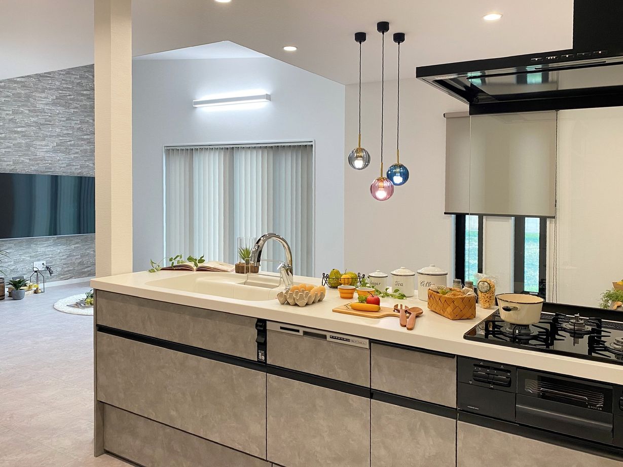 アイワホーム 【本体価格2000～2500万円/35坪】ホテルライクな空間を彩る照明に、多彩なクロスなど遊び心溢れる家の建築実例画像3