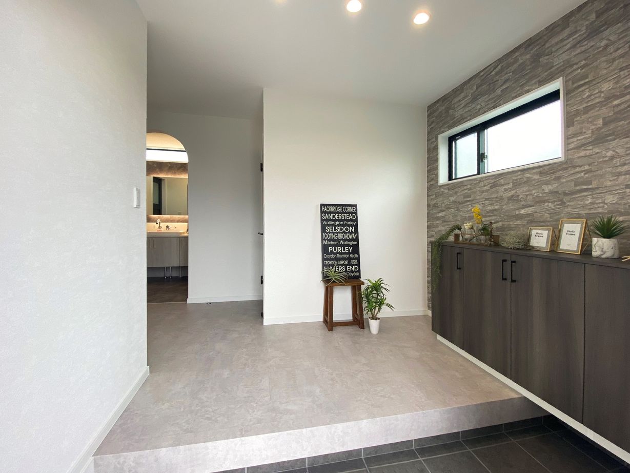 アイワホーム 【本体価格2000～2500万円/35坪】ホテルライクな空間を彩る照明に、多彩なクロスなど遊び心溢れる家の建築実例画像9