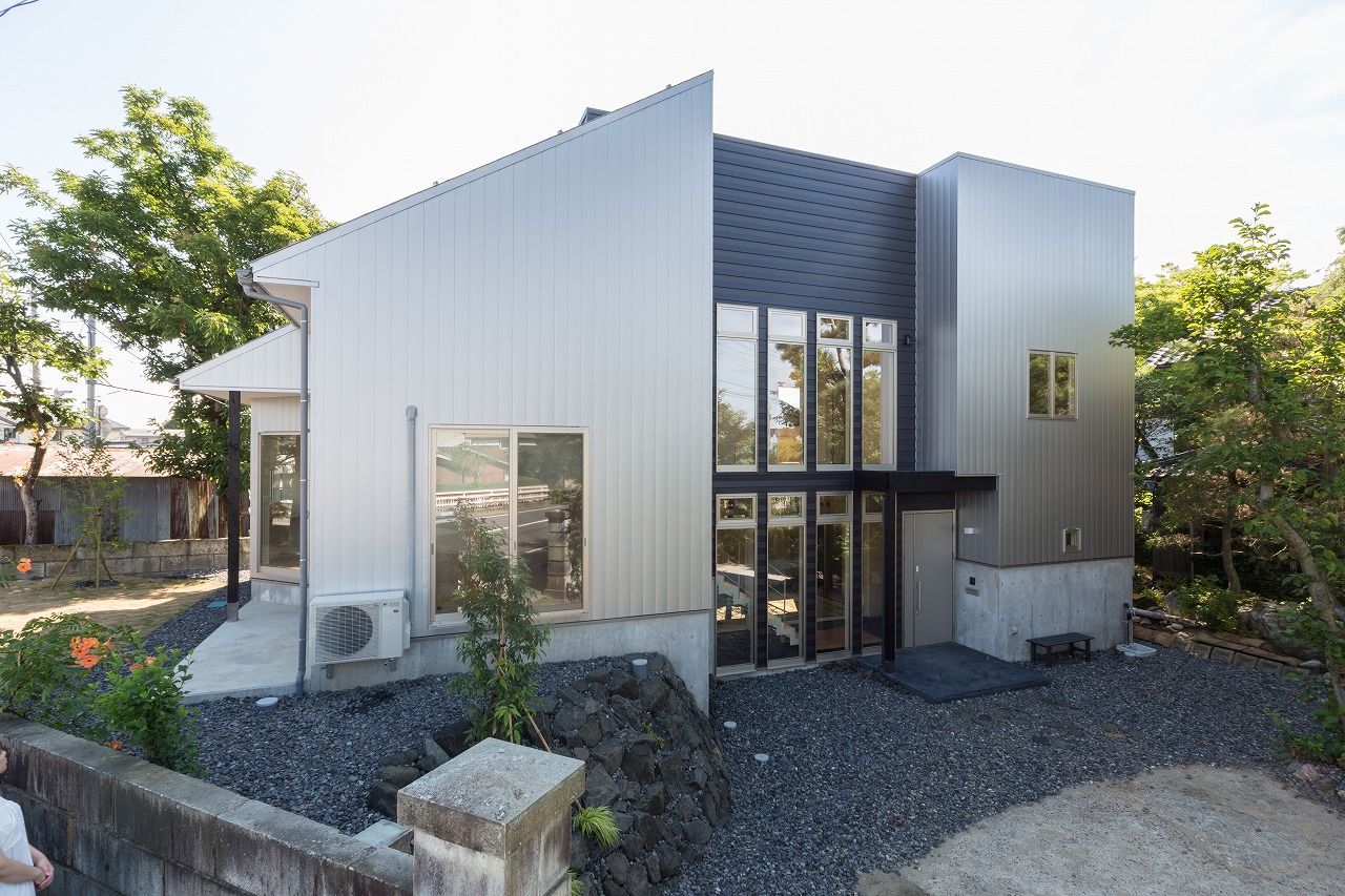 クオリティハウス／新潟材協 スキップフロアと勾配天井による“空間一体型”の家の建築実例画像1