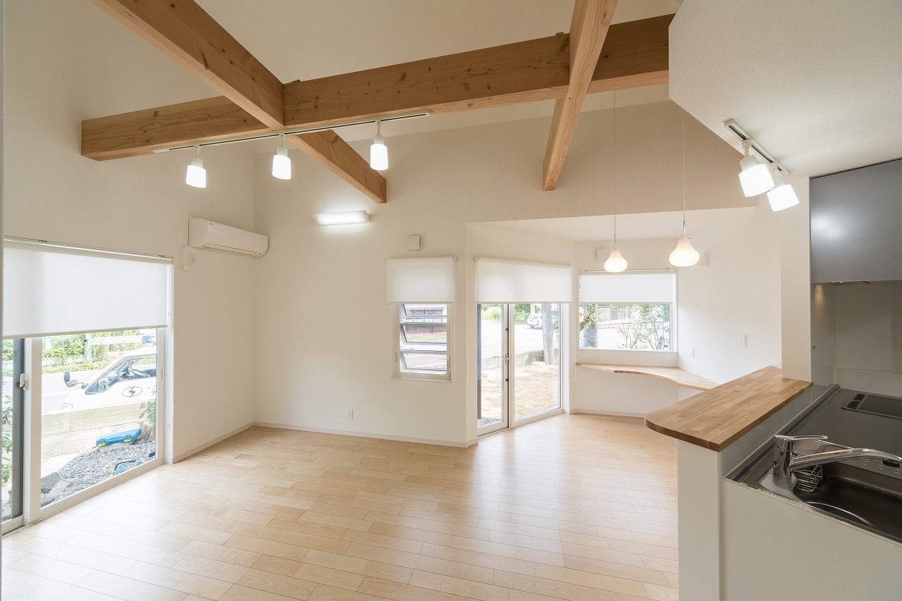 クオリティハウス／新潟材協 スキップフロアと勾配天井による“空間一体型”の家の建築実例画像2