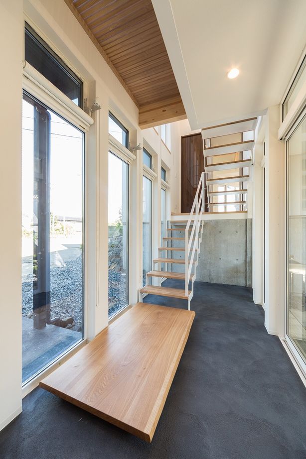 クオリティハウス／新潟材協 スキップフロアと勾配天井による“空間一体型”の家の建築実例画像7