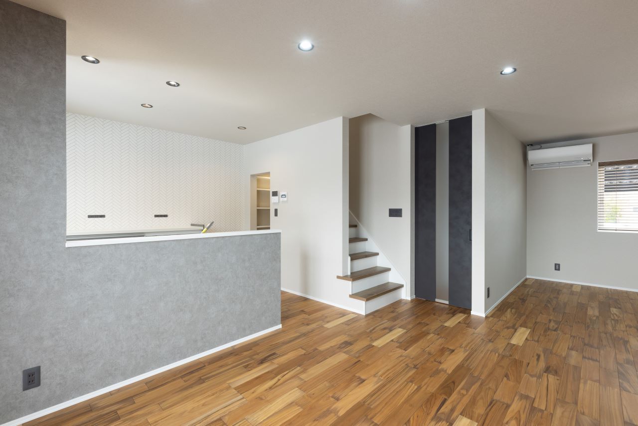 クオリティハウス／新潟材協 素材にこだわったカフェテイストの家の建築実例画像