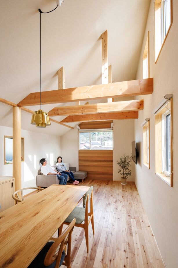 自然と木の家　スミャスク 【2000万円台/自然素材/2階リビング】勾配天井と広々バルコニーが開放感を高める、見晴らしの良い家の建築実例画像2