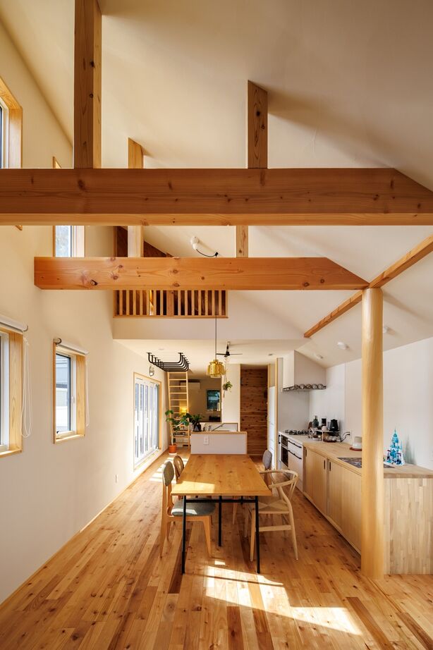 自然と木の家　スミャスク 【2000万円台/自然素材/2階リビング】勾配天井と広々バルコニーが開放感を高める、見晴らしの良い家の建築実例画像3