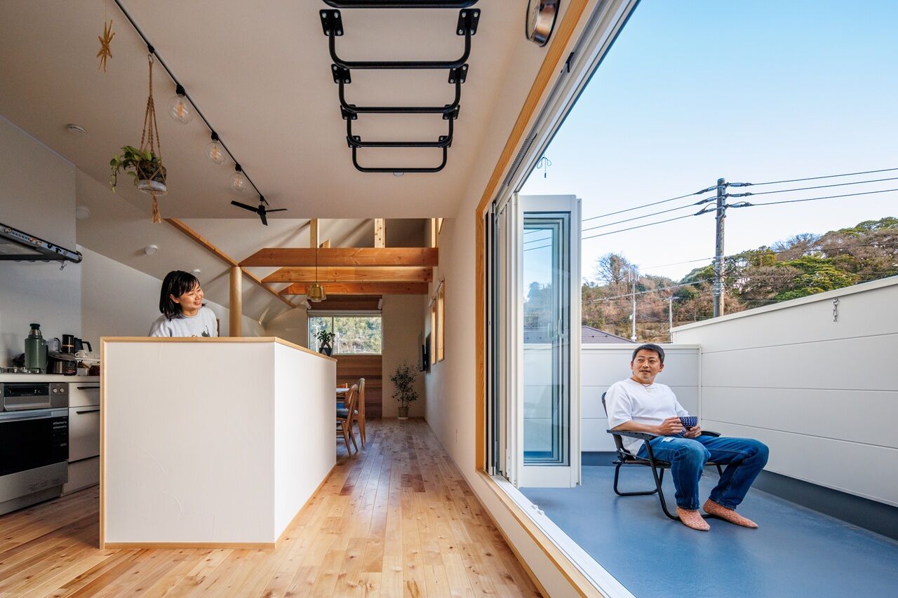 自然と木の家　スミャスク 【2000万円台/自然素材/2階リビング】勾配天井と広々バルコニーが開放感を高める、見晴らしの良い家の建築実例画像4