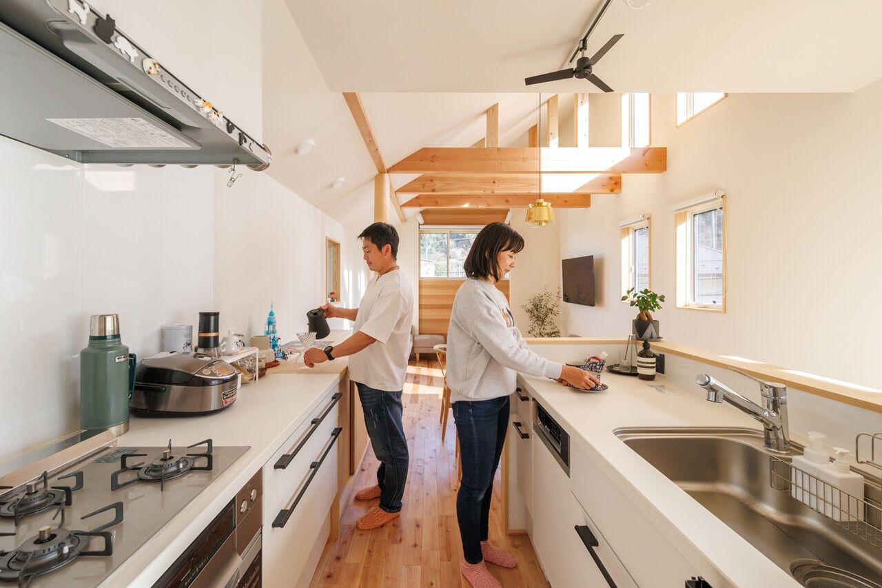 自然と木の家　スミャスク 【2000万円台/自然素材/2階リビング】勾配天井と広々バルコニーが開放感を高める、見晴らしの良い家の建築実例画像5