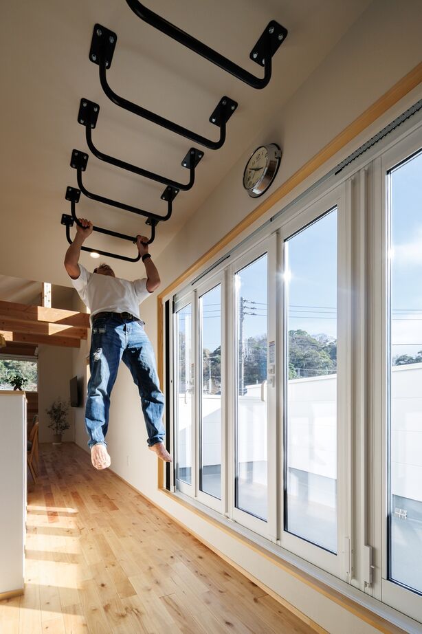 自然と木の家　スミャスク 【2000万円台/自然素材/2階リビング】勾配天井と広々バルコニーが開放感を高める、見晴らしの良い家の建築実例画像6