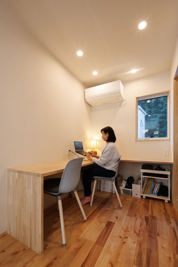 自然と木の家　スミャスク 【2000万円台/自然素材/2階リビング】勾配天井と広々バルコニーが開放感を高める、見晴らしの良い家の建築実例画像7