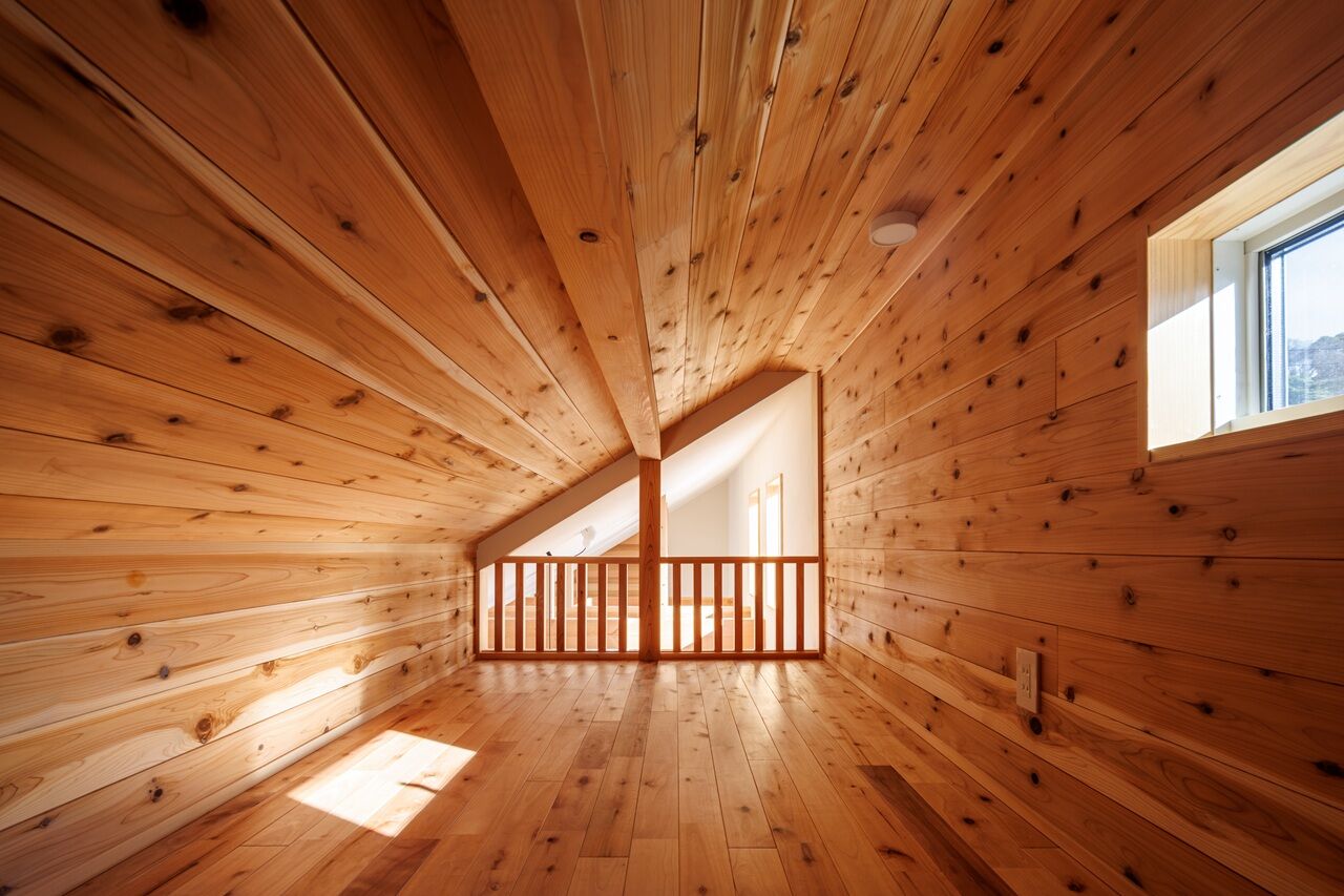 自然と木の家　スミャスク 【2000万円台/自然素材/2階リビング】勾配天井と広々バルコニーが開放感を高める、見晴らしの良い家の建築実例画像8