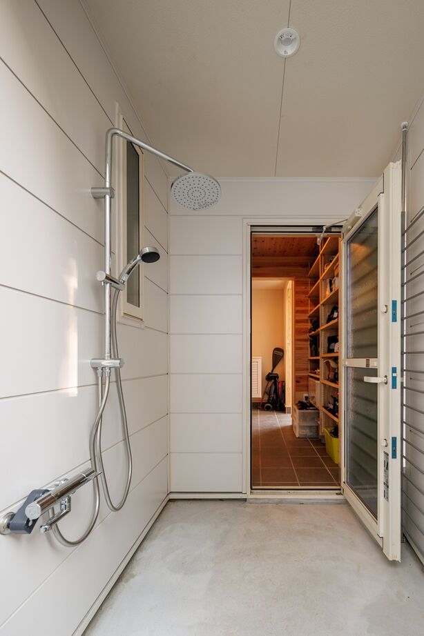 自然と木の家　スミャスク 【2000万円台/自然素材/2階リビング】勾配天井と広々バルコニーが開放感を高める、見晴らしの良い家の建築実例画像9