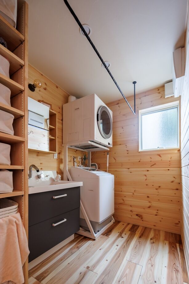 自然と木の家　スミャスク 【2000万円台/自然素材/2階リビング】勾配天井と広々バルコニーが開放感を高める、見晴らしの良い家の建築実例画像10