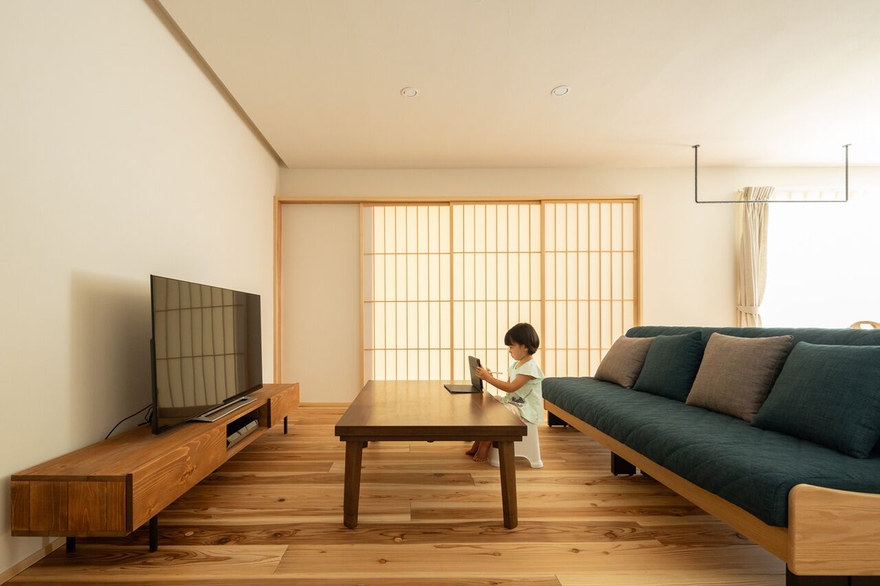 自然と木の家　スミャスク 【2000万円台/自然素材/間取り図】深い軒と檜の格子が温泉旅館のような雰囲気を演出する和モダンな住まいの建築実例画像2