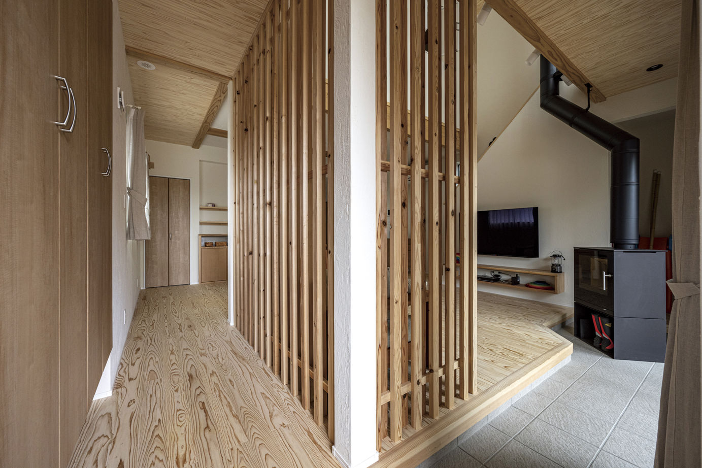 コスモレーベン 【メイン床材：飫肥杉】ふわっと広がる杉の香り。リビング・土間・ウッドデッキが繋がった圧巻の大空間。の建築実例画像2